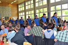 Einmarsch des Trychlerclubs Dreien zur Begleitung der Fahnentaufe. (Bild: Peter Jenni)