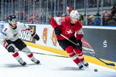 Sven Andrighetto schneller als Alexander Rauchenwald. (Bild: Melanie Duchene / Keystone, Bratislava, 14. Mai 2019)