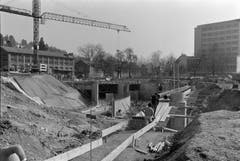 Die Baustelle für den Anschluss Kreuzbleiche mit links dem alten Zeughausmagazin und der Reithalle sowie rechts dem Bürohochhaus von Bischoff Textil.