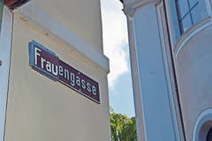 Die Herrengasse in Schwyz wurde wie angekündigt zur Frauengasse.