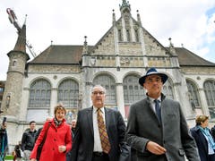 Kritik haben Bundesräte an solchen Anlässen kaum zu befürchten: Die Bundesräte Simonetta Sommaruga (SP), Guy Parmelin (SVP), und Alain Berset (SP) auf dem Weg zum Apéro mit dem Volk. (Bild: KEYSTONE/WALTER BIERI)