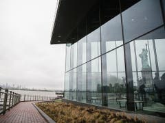 Das neue Museum für die Freiheitsstatue im Hafen von New York soll die Platzprobleme im Sockel der Statue lösen. Das einstöckige, verglaste Ausstellungsgebäude hat rund 100 Millionen Dollar gekostet und öffnet den zahlreichen Besuchern von «Lady Liberty» am Donnerstag seine Türen. (Bild: KEYSTONE/EPA/ALBA VIGARAY)