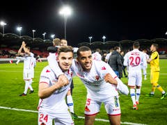 Matchwinner Bastien Thoma (links) freut sich gemeinsam mit Yassin Fortune über die drei wichtigen Punkte (Bild: KEYSTONE/JEAN-CHRISTOPHE BOTT)