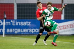 Mit Kampf zum Punktgewinn: Kriens-Topskorer Nico Siegrist (rechts) gegen Linus Obexer. (Bild: Marc Schumacher / Freshfocus, Aarau, 15. Mai 2019)