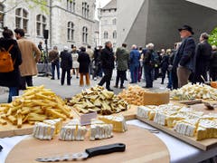 Der Bundesrat lädt zum Apéro: Das Käsebuffet im Innenhof des Landesmuseums. (Bild: KEYSTONE/WALTER BIERI)