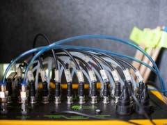 Im Lieferwagen leiten die Schläuche vom Feld die Gas-Emissionen in ein Messgerät, welches das schwere Stickstoff-Isotop N-15 misst. Der auf den Versuchsparzellen ausgebrachte Dünger enthielt N-15 statt des normalen N-14. So können Lachgas-Emission und Düngermenge ins Verhältnis gesetzt werden. (Bild: KEYSTONE/ENNIO LEANZA)