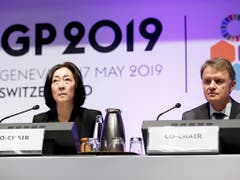 Mami Mizutori (links), Uno-Sonderbeauftragte des Generalsekretärs für Katastrophenvorsorge. erklärte in Genf, die Verdoppelung extremer Wettersituationen innert zwanzig Jahren mache eine neue Herangehensweise notwendig. Die Schweizer Delegation wird von Deza-Chef Manuel Sager (rechts) angeführt. (Bild: KEYSTONE/SALVATORE DI NOLFI)