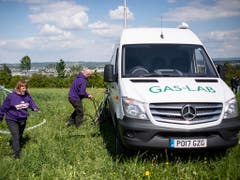 Auf Versuchsparzellen bei Agroscope in Zürich messen Forschende mit einem mobilen Labor die Lachgas-Emissionen, die nach Düngung von Feldern und Wiesen entstehen. (Bild: KEYSTONE/ENNIO LEANZA)
