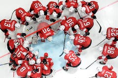 Das Schweizer Team bespricht sich mit Reto Berra im Tor. (Bild: Christian Bruna / EPA, Bratislava, 14. Mai 2019)