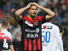 Xamax' Torschütze Kemal Ademi fasst sich an den Kopf. Gegen den FCZ verpassten die Neuenburger den möglichen Sieg und eine günstigere Position in der Tabelle (Bild: KEYSTONE/SALVATORE DI NOLFI)