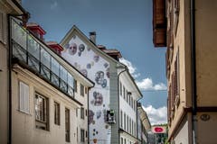 Das neue Wandbild am Maskenliebhaber-Haus am Löwengraben. (Bild: Pius Amrein, Luzern, 14. Mai 2019)