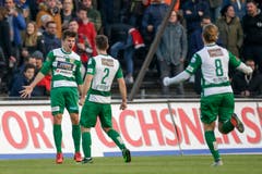 Omer Dzonlagic jubelt mit seinen Teamkollegen Nikola Mijatovic und Dominic Schilling (von links) nach dem Tor zum 0:1. (Bild: Marc Schumacher / Freshfocus, Aarau, 15. Mai 2019)