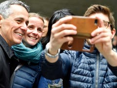 Die Landesregierung mischt sich unters Volk: Bundesrat Ignazio Cassis (FDP) posiert für ein Selfie. (Bild: KEYSTONE/WALTER BIERI)