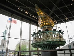 Hauptattraktion des neuen Museums zu Ehren von «Lady Liberty» im Hafen von New York ist die Original-Fackel. Weil sie marode geworden ist, wurde sie auf der Statue 1984 durch eine Kopie ersetzt. Für die Besucher öffnet der verglaste Museumsbau im Rücken der Statue am 16. Mai. (Bild: KEYSTONE/EPA/ALBA VIGARAY)