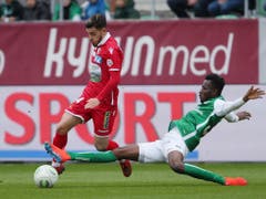 Der Sittener Jungstar Bastien Toma (links) muss in den verbleibenden Meisterschaftsspielen Verantwortung übernehmen (Bild: KEYSTONE/EDDY RISCH)