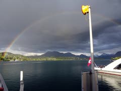 Regenbogen über dem Vierwaldstättersee. (Bild: Charles Boesch, Stansstad, 5. Mai 2019)