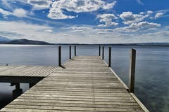 Trotz der kalten Bise lohnt sich ein Spaziergang am Zugerseeufer. (Bild: Ernst Rohrer, Zug, 14. Mai 2019)