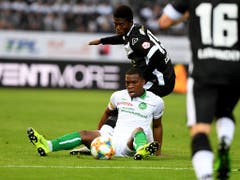 Sinnbildlich für St. Gallens Offensivbemühungen im Tessin: Dereck Kutesa geht gegen Yao Eloge zu Boden (Bild: KEYSTONE/TI-PRESS/SAMUEL GOLAY)