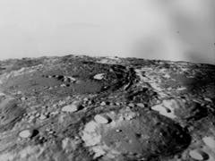 Apollo 10 kam dem Mond so nah wie keine andere bemannte Mission zuvor. Sie lieferte auch atemberaubende Aufnahmen der Mondoberfläche. Einige Filmaufnahmen entstanden mithilfe von Kameraobjektiven der ehemaligen Firma Kern, Aarau. (Bild: KEYSTONE/AP NY/NASA)