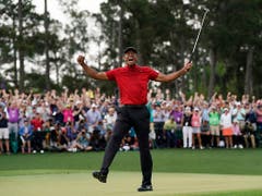 Werden wir wieder einen Triumph des Superstars Tiger Woods erleben wie hier im April am US Masters? (Bild: KEYSTONE/AP/DAVID J. PHILLIP)