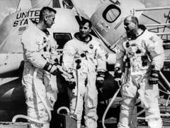 Von links nach rechts stehen die Astronauten der Apollo-Mission 10 Eugene Cernan, John Young und Thomas Stafford kurz vor dem Abflug vor der geöffneten Raumkapsel, welche sie in die Mondumlaufbahn bringen wird. (Bild: KEYSTONE/PHOTOPRESS-ARCHIV/AP/STR)