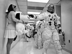 Als die Crew der Apollo 10-Mission auf dem Weg zum Launch Complex 39B entlang eines Korridors ging, klopfte Kommandant Thomas Stafford auf die Nase von Snoopy, dem Maskottchen der Mission, nach dem auch die Landefähre benannt war. (KEYSTONE/NASA) (Bild: KEYSTONE/NASA/STR)