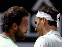 Sousa gratuliert Federer nach 80 Minuten zum Sieg in der 2. Runde (Bild: KEYSTONE/AP/GREGORIO BORGIA)