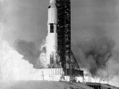 Am 18. Mai 1969 startet die Saturn-Rakete und mit ihr die drei Astronauten der Apollo 10-Mission Eugene Cernan, John Young und Thomas Stafford. (Bild: KEYSTONE/NASA/STR)