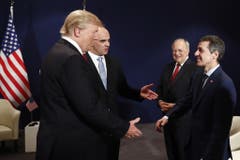 Donald Trump und Alain Berset am WEF in Davos 2018. Sie gebrüssen Johann Schneider-Ammann und Ignazio Cassis. (Bild: KEY)