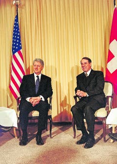 Adolf Ogi erinnert sich gerne an das Treffen mit Bill Clinton am WEF im Jahr 2000. Die Atmosphäre sei sehr gut gewesen. Für Aufsehen sorgte aber vor allem Clintons Halt in einer Glarner Autobahnraststätte, wo der US-Präsident eine Pizza bestellte.