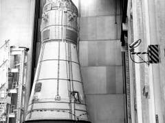 Am 6. Februar 1969 wurde in den Werkhallen des Kennedy Space Centers in Florida die Apollo-10-Raumkapsel auf einen Tieflader gehoben, um schliesslich auf die Saturn-Trägerrakete montiert zu werden. (Bild: KEYSTONE/NASA/STR)
