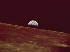 Am 21. Mai 1969 erreichte Apollo 10 den Mondorbit. Vom Apollo-Raumschiff aus konnten die Astronauten den Erdaufgang über dem Mondhorizont beobachten. (Bild: KEYSTONE/AP NY/NASA)