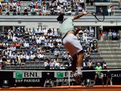 Gegen Sousa funktioniert Federers Aufschlag ausgezeichnet (Bild: KEYSTONE/AP/GREGORIO BORGIA)