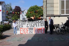 Guido Wick begrüsst die Demonstrantinnen vor der Parlamentssitzung. (Bilder: Dinah Hauser)