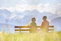 Zwei Grundpfeiler der schweizerischen Wohlfahrt sollen gesichert werden: angemessene AHV-Renten... (Bild: KEY)
