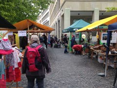 Kleider, Lebensmittel und die Angebote der Waldkinder St.Gallen einträchtig am Ökonmarkt nebeneinander.