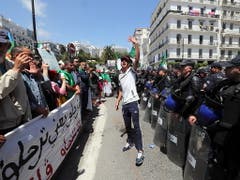 Die Polizei versuchte am Freitag zunächst, den Demonstranten in Algier den Zugang zum zentralen Platz an der Hauptpost zu versperren. Als die Zahl der Menschen jedoch immer weiter zunahm, gaben die Sicherheitskräfte den Weg frei. (Bild: KEYSTONE/EPA/MOHAMED MESSARA)