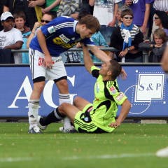 Hitzige Szenen: Claudio Lustenberger (links) greift GC's Davide Callà an den Kopf. (Bild: Philipp Schmidli, 17. Mai 2009)