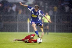 Claudio Lustenberger (oben) überläuft Alvaro Dominguez beim 1:1 gegen Sion. (Bild: Philipp Schmidli, 3. September 2007)