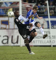 Voller Einsatz: Claudio Lustenberger (rechts) gegen Aaraus Patrick Bengondo. (Bild: Philipp Schmidli, 14. März 2009)