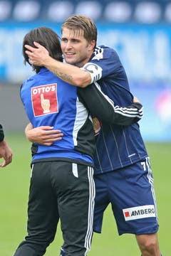 Claudio Lustenberger (rechts) umarmt Jahmir Hyka bei der Begegnung gegen den FC Thun. (Bild: Philipp Schmidli, 30. September 2019)