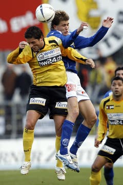 Kopfballduell zwischen Claudio Lustenberger (rechts) und Daniel Tarone (links) beim Spiel gegen den FC Schaffhausen. (Bild: Philipp Schmidli, 31. März 2007)