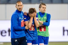 Luzerns Mirko Salvi (links) und Claudio Lustenberger (rechts) trösten Idriz Voca nach der Cup-Halbfinal-Niederlage gegen den FC Thun. (Bild: Philipp Schmidli, 23. April 2019)
