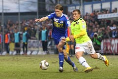 Lustenberger geht mit einem gewissen Xherdan Shaqiri (damals bei Basel) in den Zweikampf. (Bild: Philipp Schmidli, 14. März 2010)