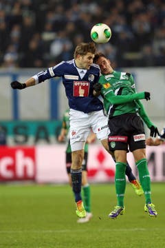 Claudio Lustenberger (links) im Kopfballduell gegen St. Gallens Sébastien Wüthrich. (Bild: Philipp Schmidli, 24. November 2013)