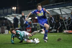 Luzerns Claudio Lustenberger (rechts) gegen St. Gallens Kristian Nushi beim Cup-Viertelfinal. (Bild: Philipp Schmidli, 10. Dezember 2009)