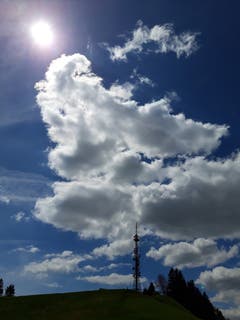 Skurrile Lichtgestalt über spitzer Antenne, gesehen in St. Anton. (Bild: Klaus Businger)