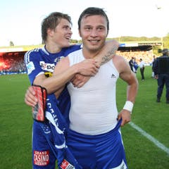 Luzerns Claudio Lustenberger (links) und Elsad Zverotic (rechts) jubeln nach dem Barrage-Spiel gegen Lugano zum letzten Mal im Stadion Allmend. (Bild: Philipp Schmidli, 13. Juni 2009)