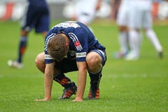 Claudio Lustenberger ist enttäuscht nach dem Spiel gegen den FC Thun. (Bild: Philipp Schmidli, 20. Mai 2012)