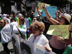 Hunderttausende Menschen forderten am Freitag erneut grundlegende politische Reformen in Algerien. Die Proteste wandten sich auch gegen den starken Einfluss des Militärs auf die Politik. (Bild: KEYSTONE/EPA/MOHAMED MESSARA)